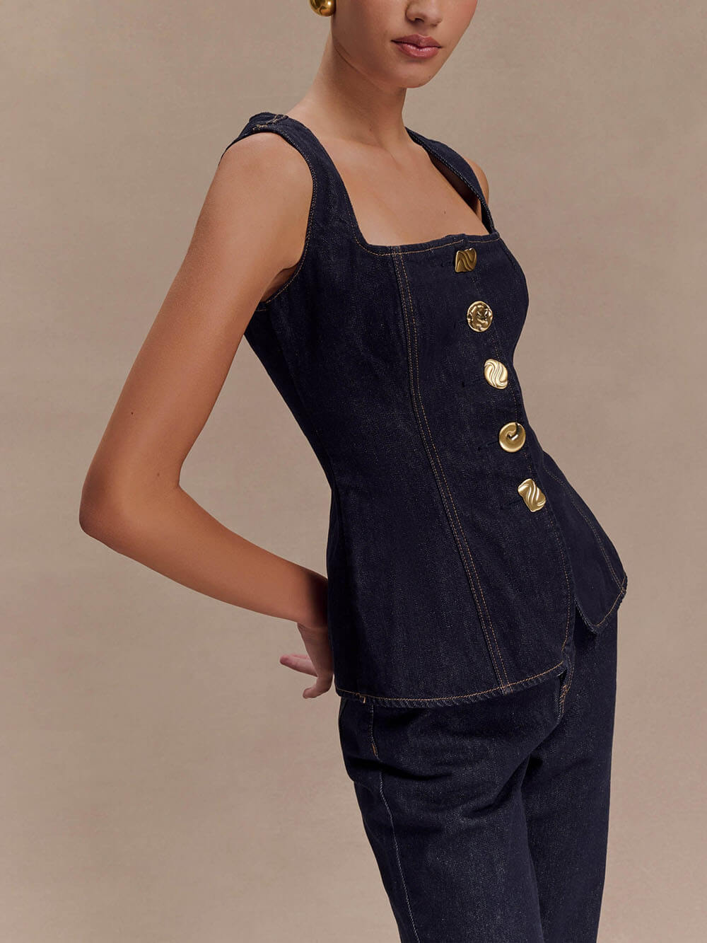 MAYA - Einzigartige Jeansweste mit Knopfleiste + gerade geschnittene Jeans