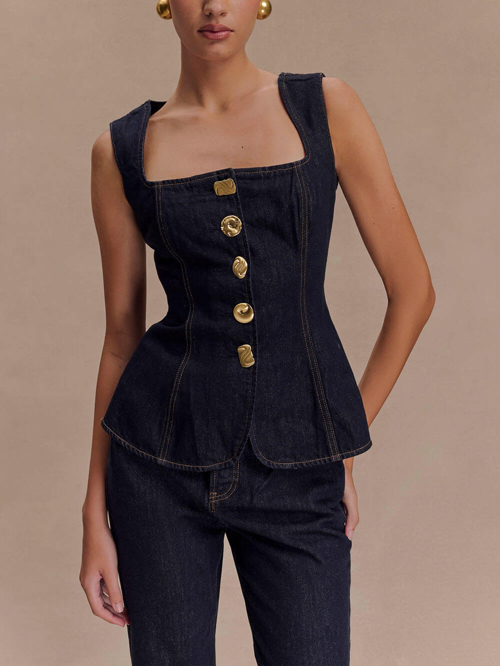MAYA - Einzigartige Jeansweste mit Knopfleiste + gerade geschnittene Jeans