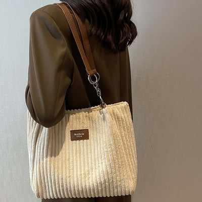 Edle Schultertasche im Cordhosen Style