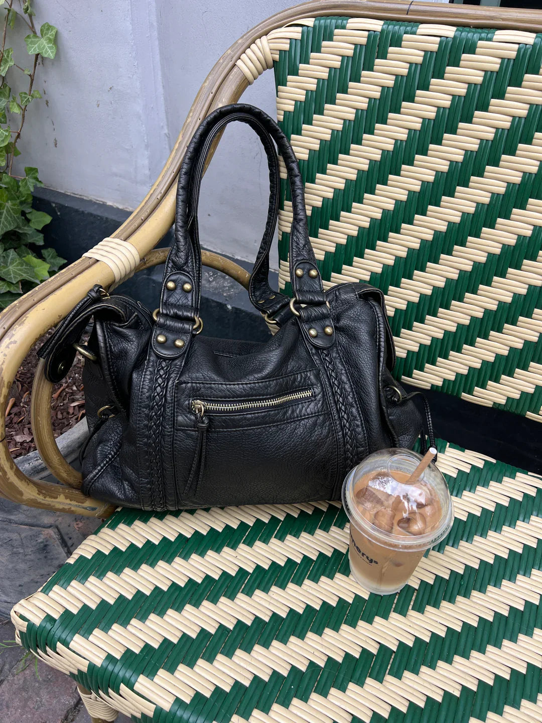 Saga – Elegante Umhängetasche mit goldenen Details