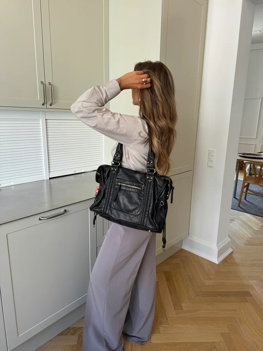 Saga – Elegante Umhängetasche mit goldenen Details