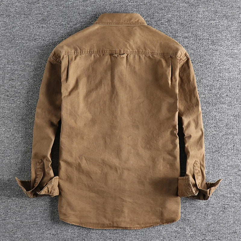Chemise rétro élégante et intemporelle 