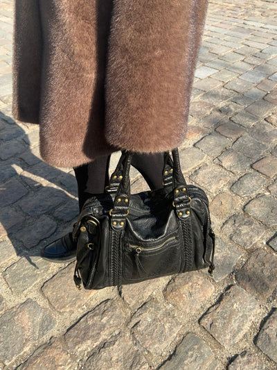 Saga – Elegante Umhängetasche mit goldenen Details