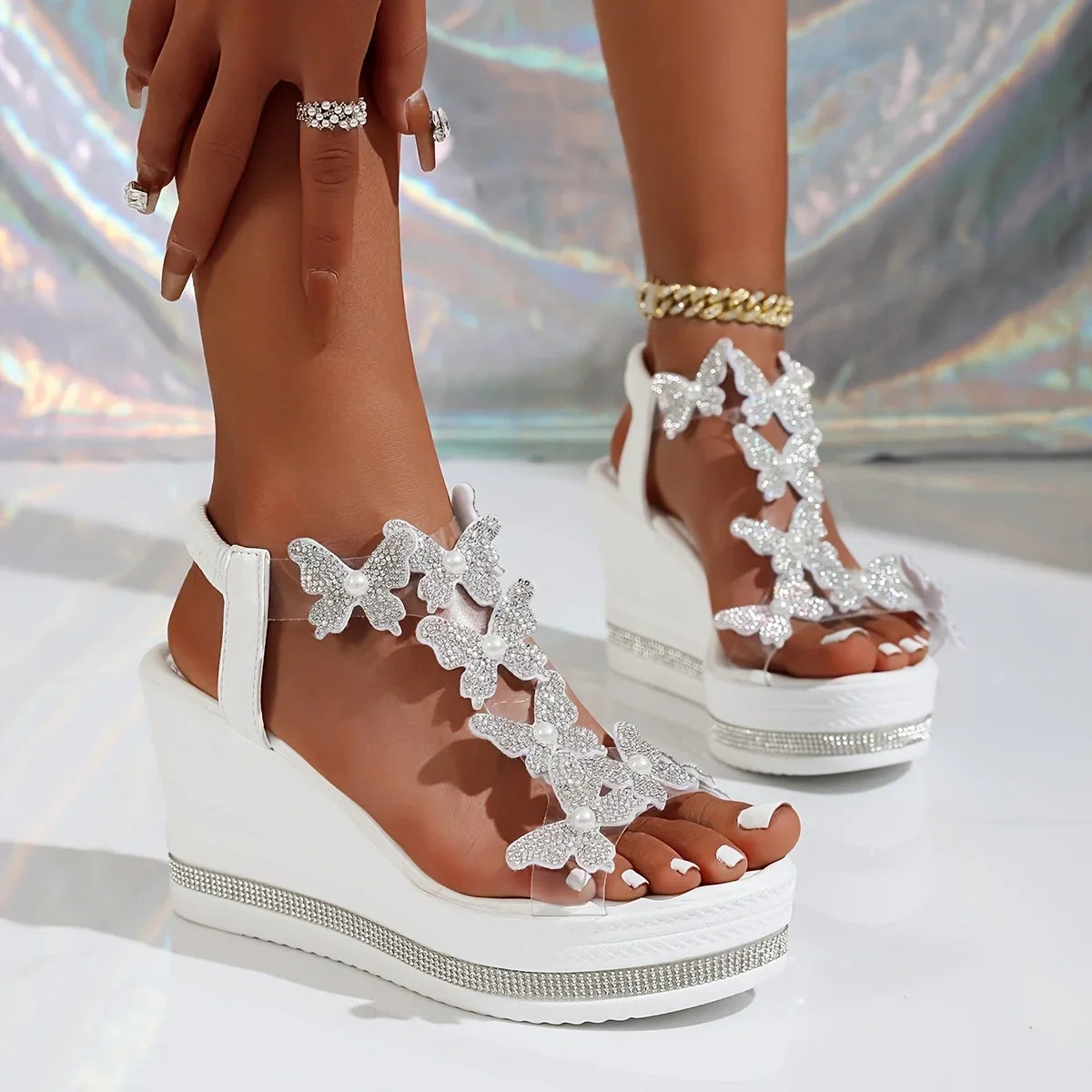 MALEYA - Kristall-Keilabsatz-Sandalen
