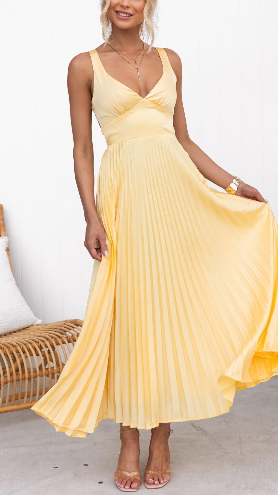 Aby | Robe longue plissée jaune à col en V 