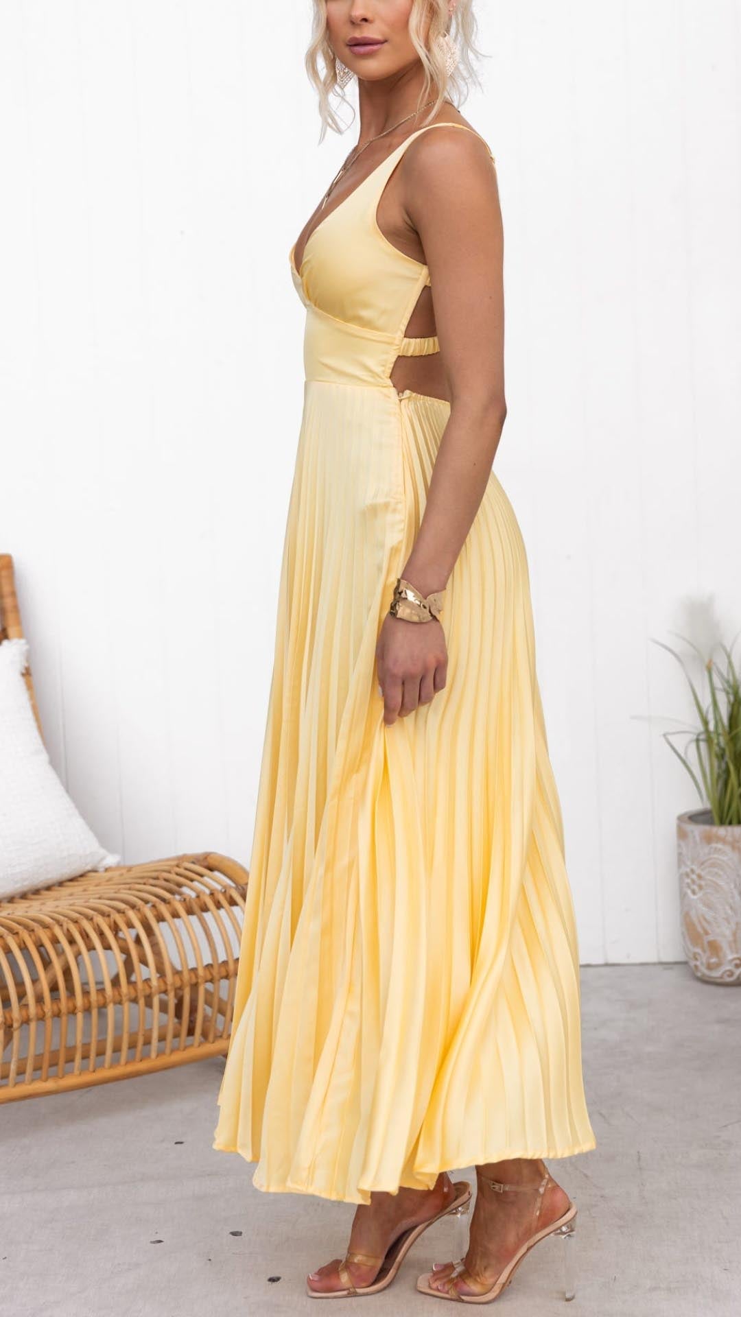 Aby | Robe longue plissée jaune à col en V 