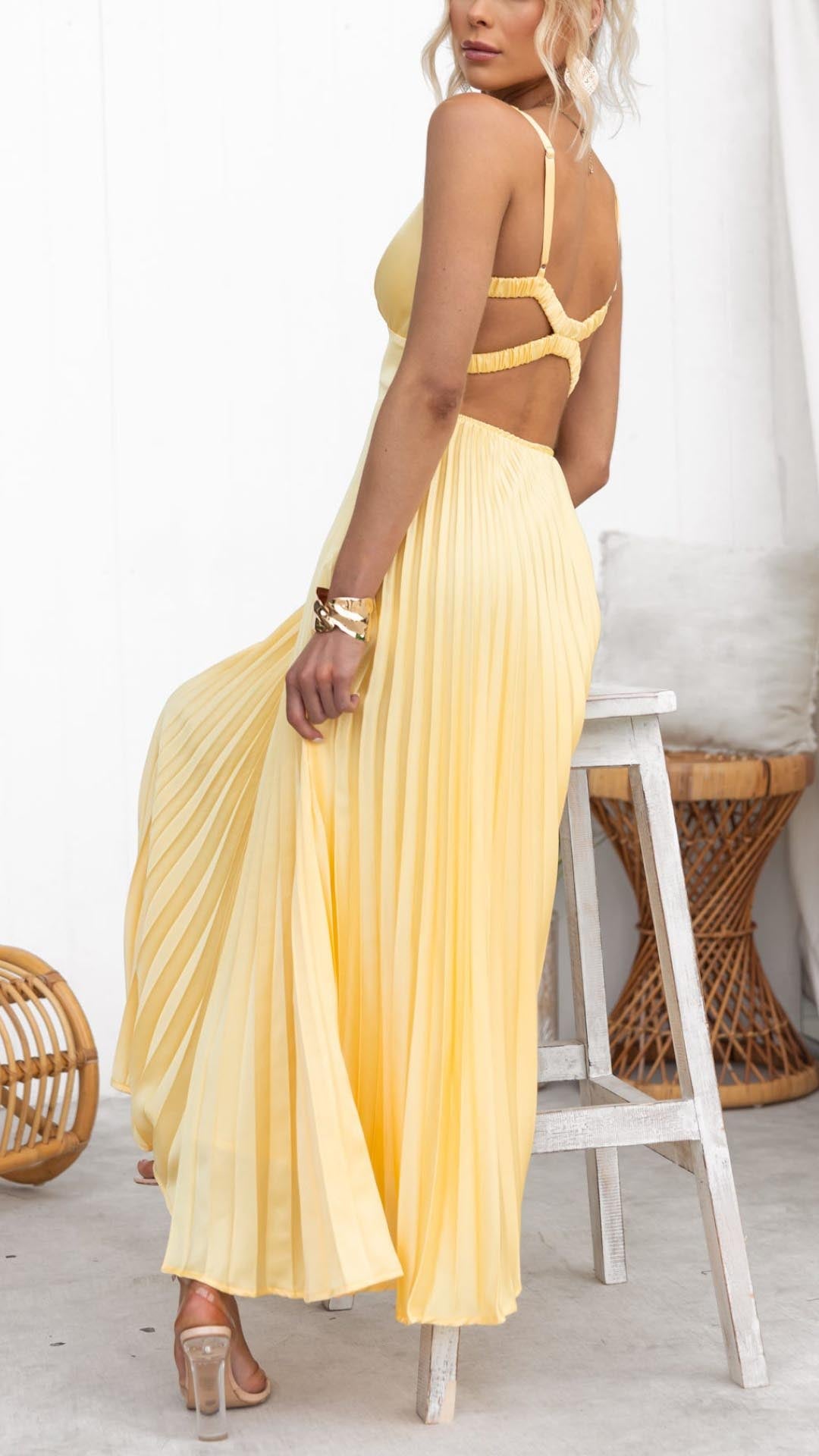 Aby | Robe longue plissée jaune à col en V 