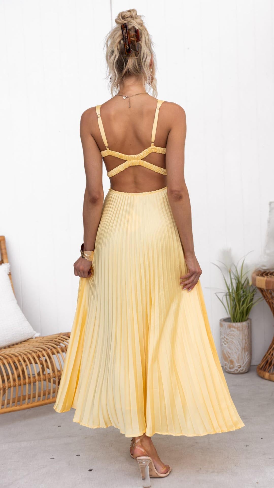 Aby | Robe longue plissée jaune à col en V 